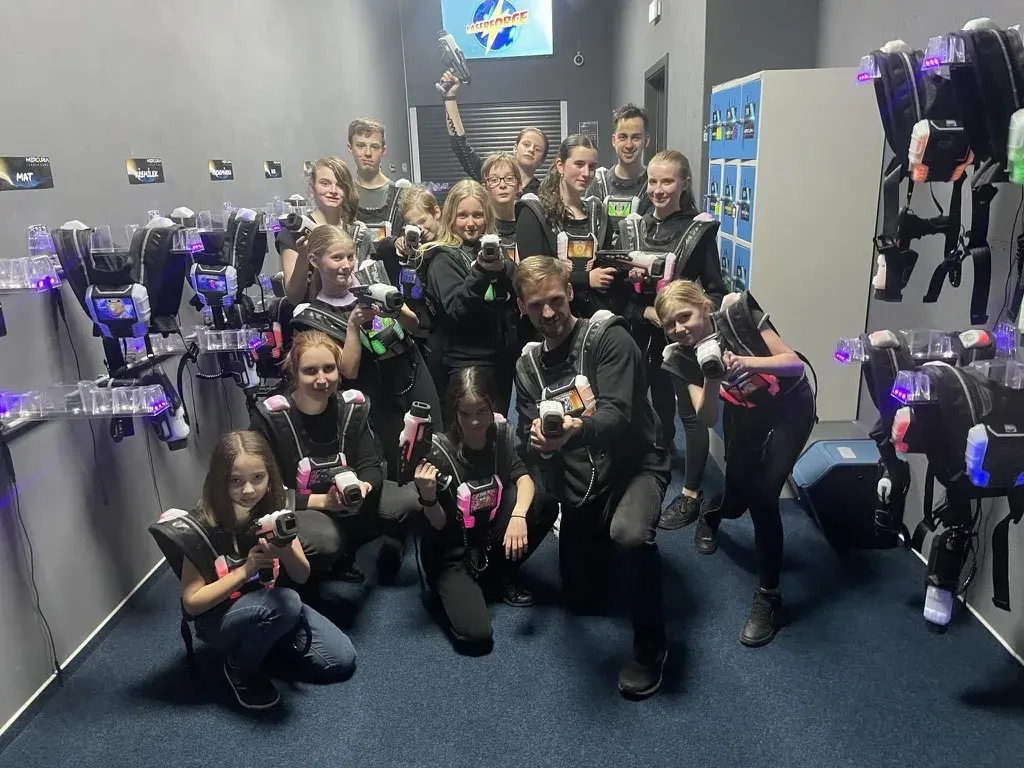 Skupina dorostenců a vedoucích po společné laser game