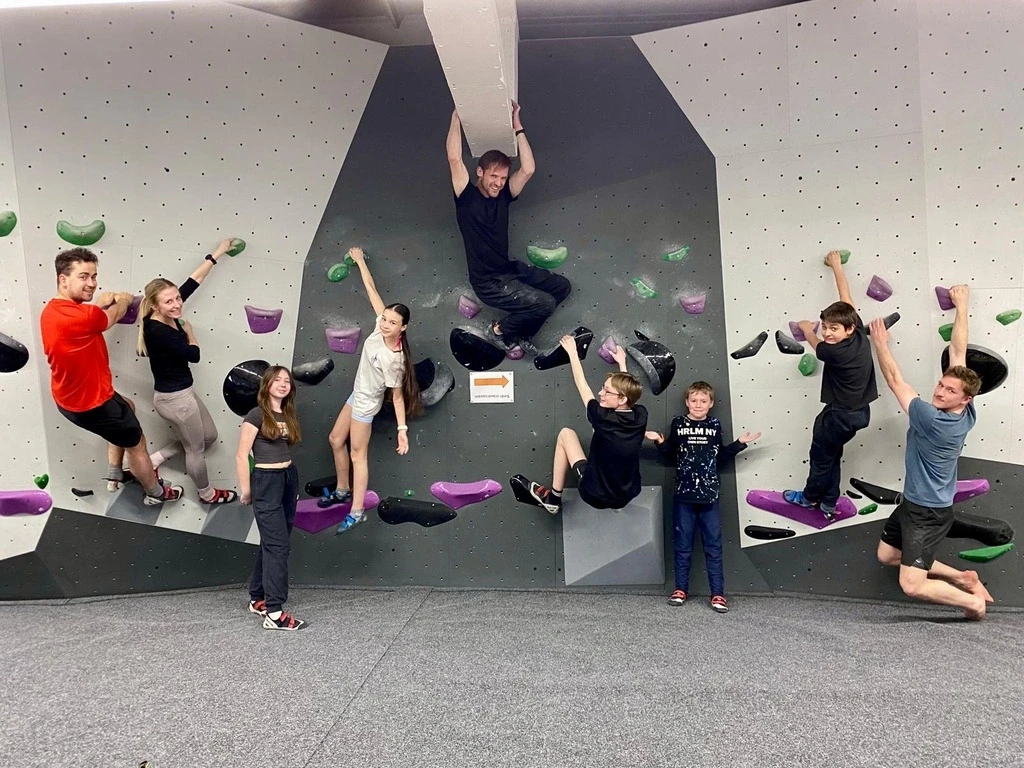 Dorostenci a vedoucí na boulderingové stěně